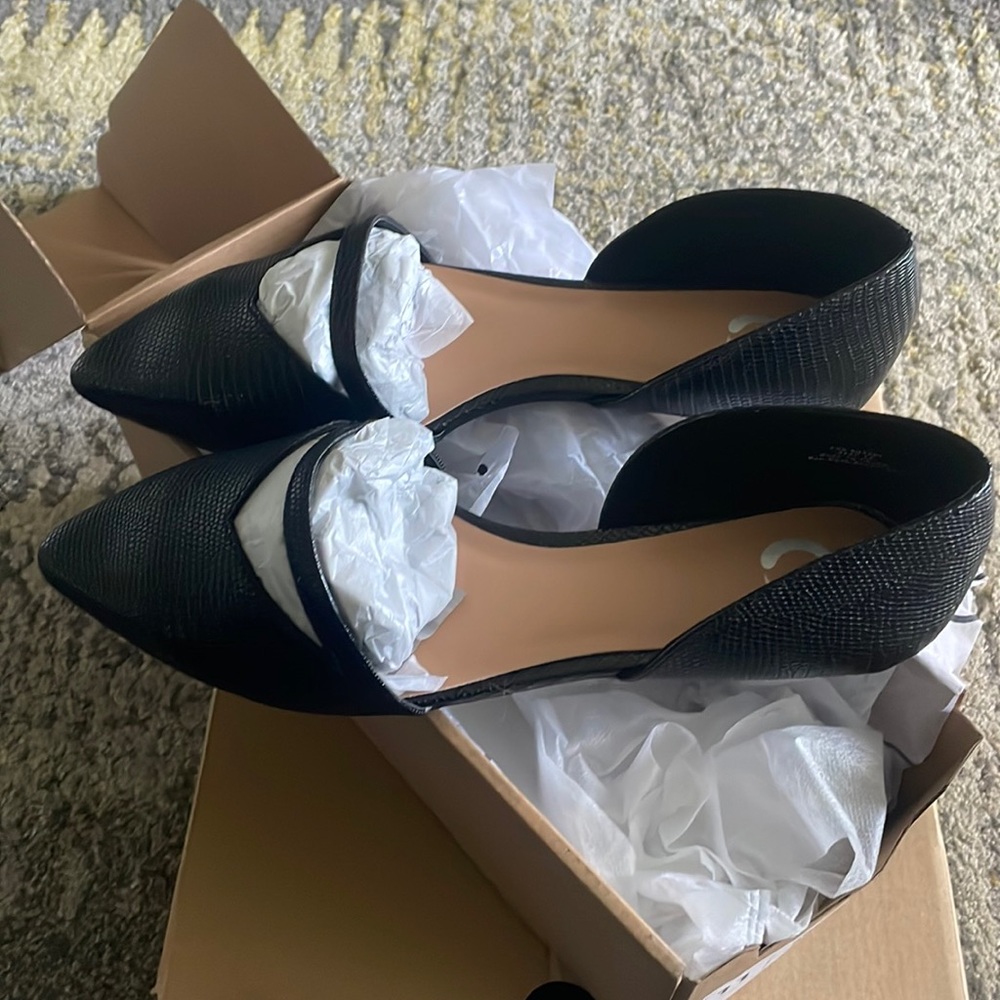 Pointy toe Black flats